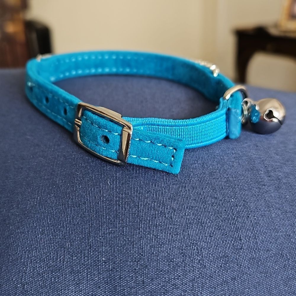 NWOT Soft blue velvet adjustable cat collar with rhinestones and a bell - Picture 3 of 6